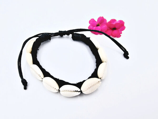 Cowrie Bangle (Black)