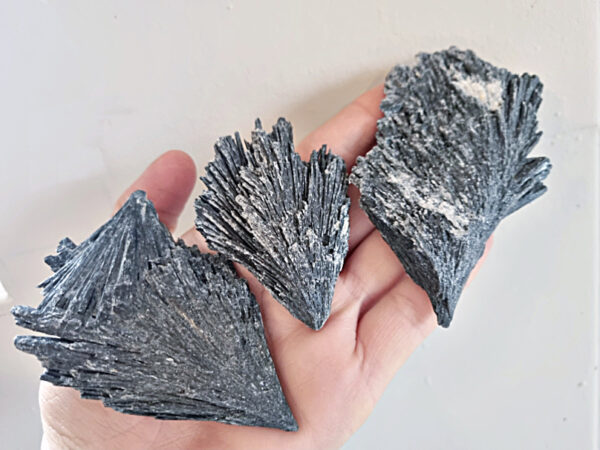 Black Kyanite (7-9cm) - Image 2